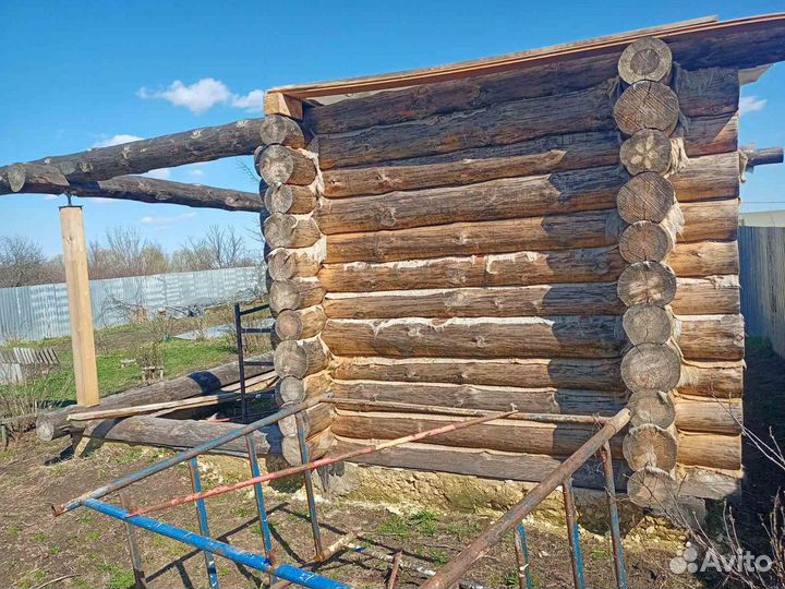 Сруб дома из бревна