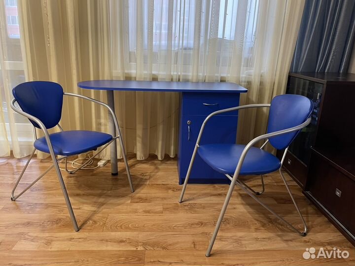 Стол, стулья, материалы для маникюра