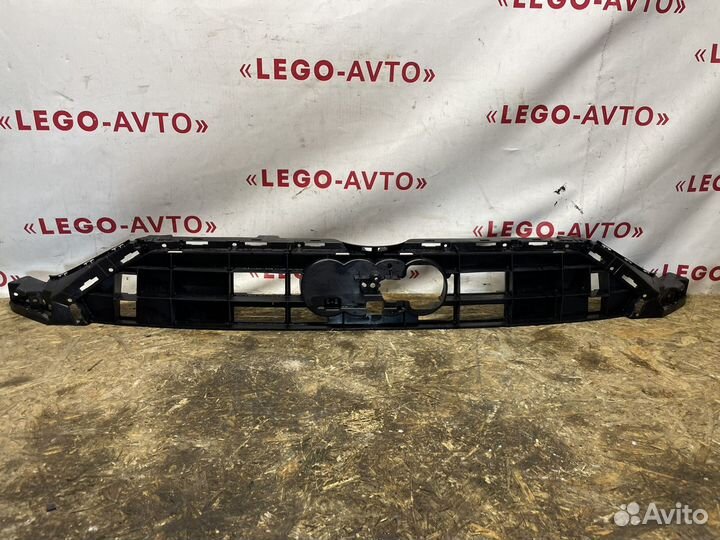 Audi A6 C8 Кронштейн решётки радиатора