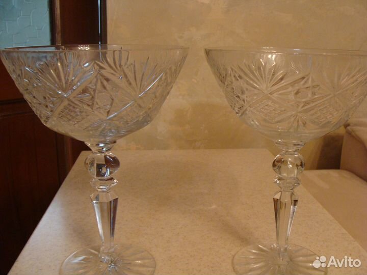 Ваза для фруктов на ножке