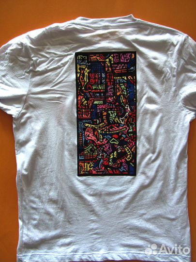 Абстрактный мерч катит