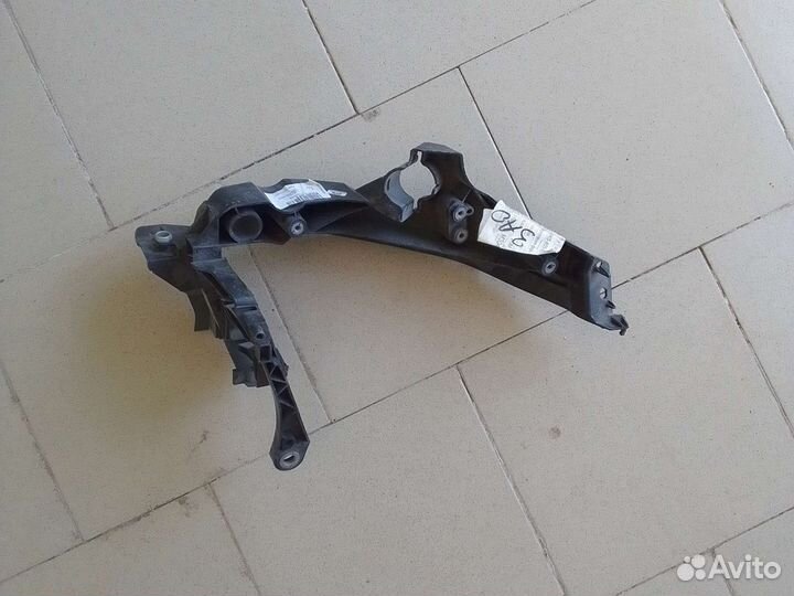 Кронштейн фары Audi A4 2009