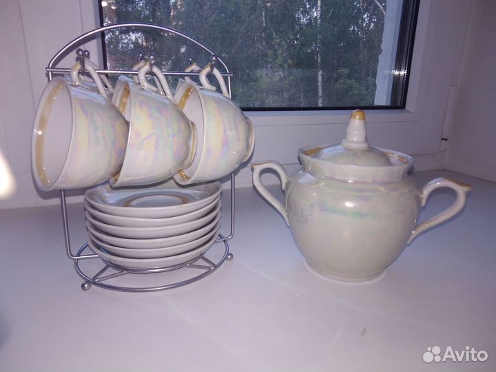 Кофейные чашки на подставке и сахарница