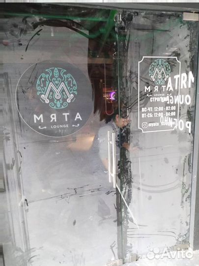 Распашные стеклянные двери