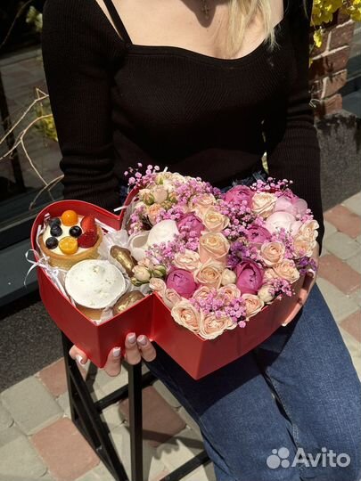 Коробка цветов и сладостей