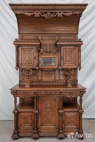 Высокий старинный буфет из массива. Неоренессанс