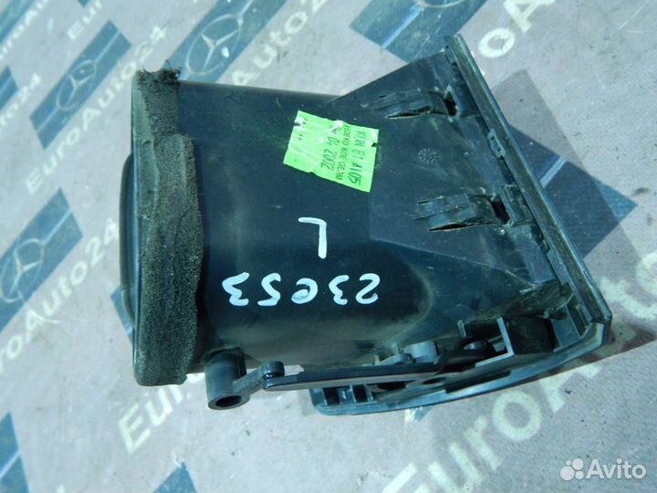 Решетка вентиляционная левая передняя 64228402215