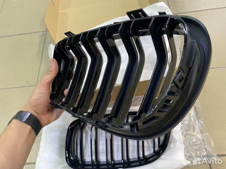 Решетка радиатора BMW E90 черный глянец