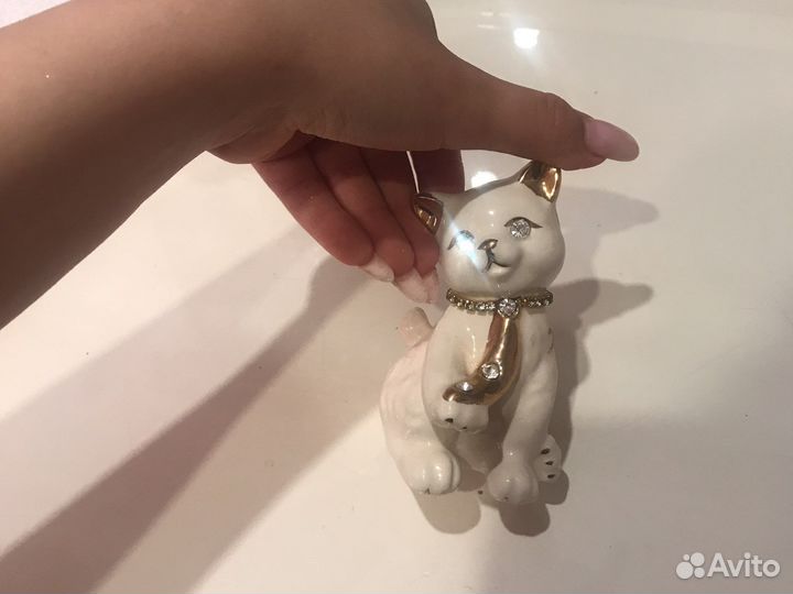 Статуэтка белого кота