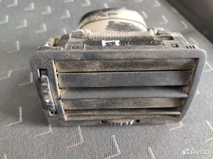 Дефлектор воздушный правый (сломан) Octavia Tour 0