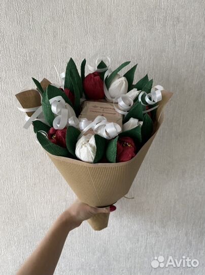 Тюльпаны с чаем, кофе, конфетами - букет в подарок