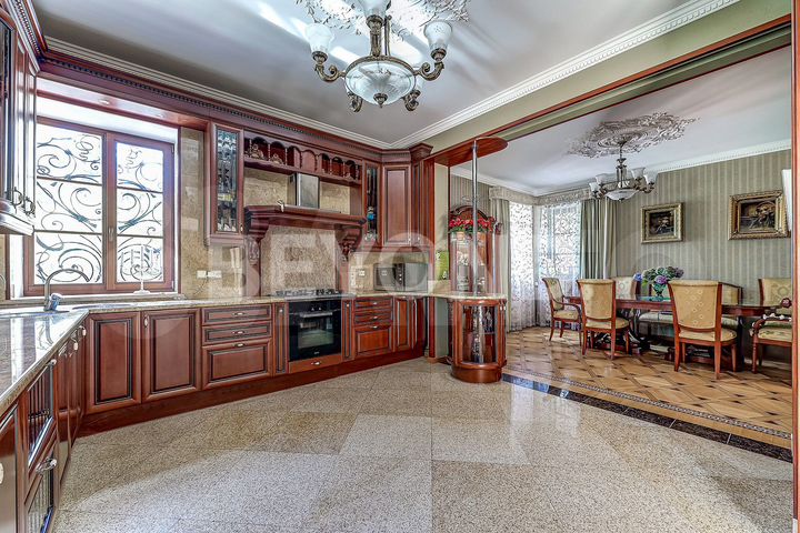 Дом 557 м² на участке 36 сот.