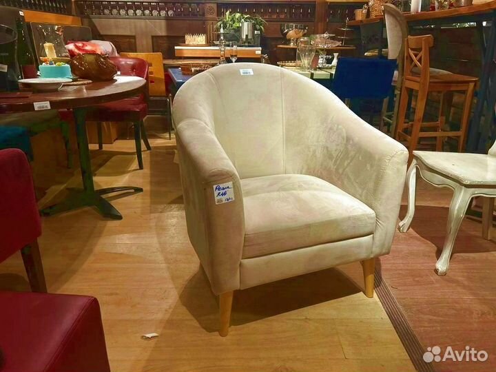 Кресло из велюра на ножках