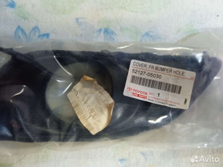 Решётка правая передняя Toyota Avensis