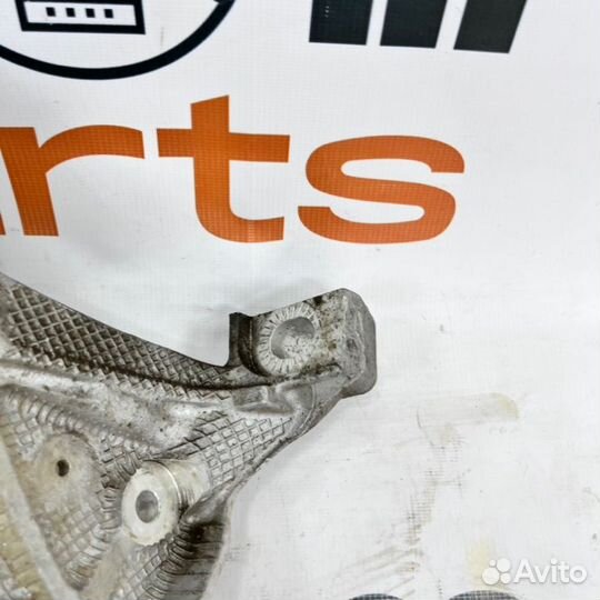 Кронштейн левый Audi A4 B9 2019