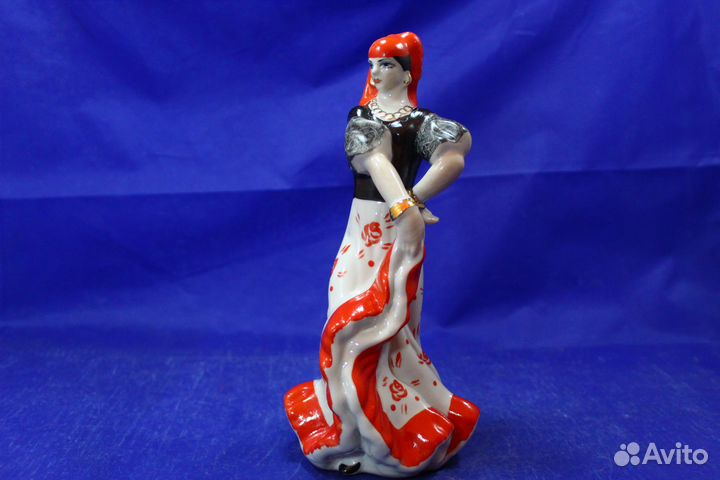 Цыганка в красной с розами юбке фарфор статуэтка