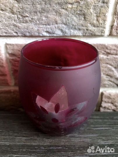 Бордовый подсвечник из стекла