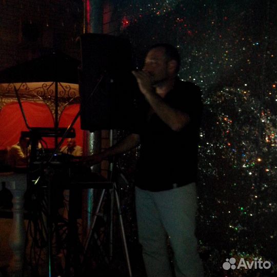 Музыкант певец-саксофонист