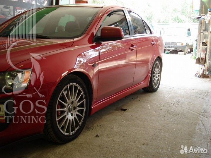 Накладки на пороги EVO на Mitsubishi Lancer X