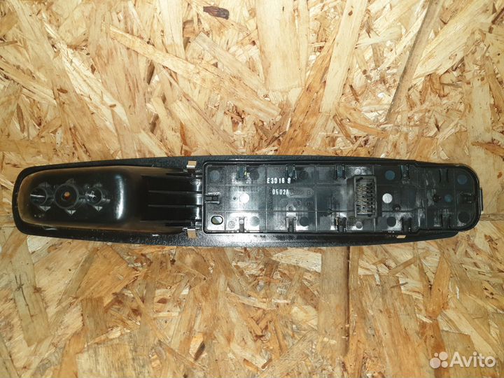 Блок управления стеклоподъемниками Renault Fluence