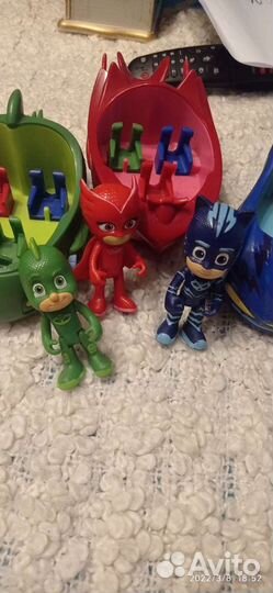 Герои в масках с транспортом