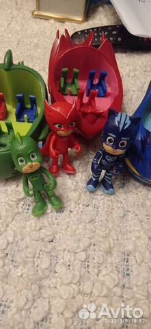 Герои в масках с транспортом