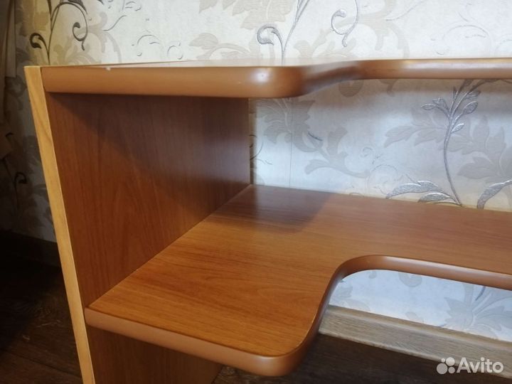 Полка угловая книжная, на компьютерный стол