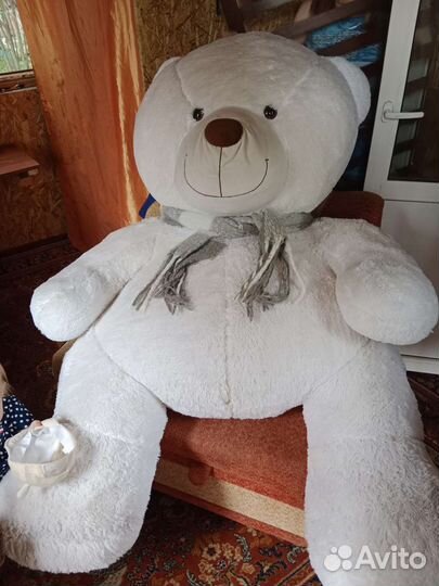 Большой плюшевый медведь