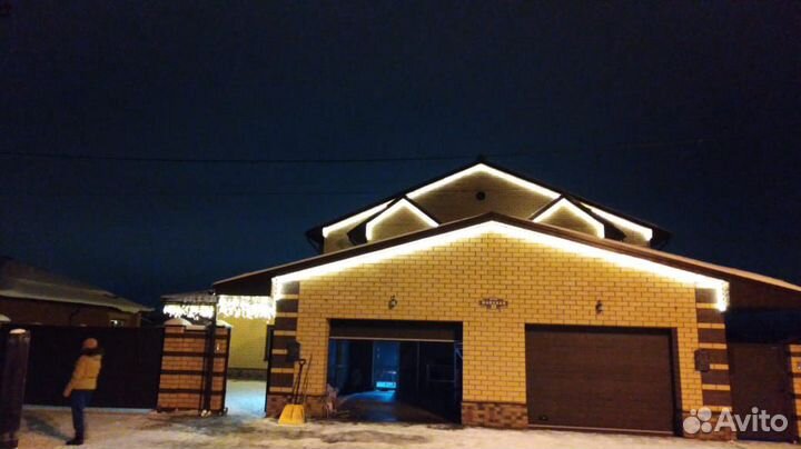 Световое новогоднее оформление фасада, деревьев