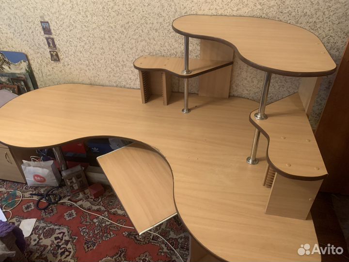 Угловой компьютерный стол