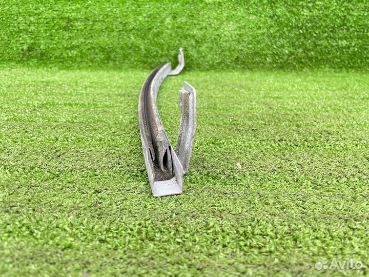 Направляющая стекла левая передняя передней левой