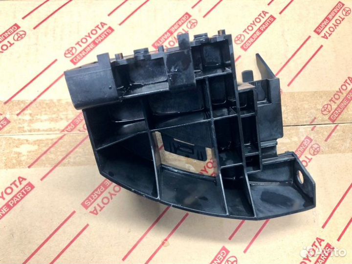 Кронштейн бампера задний правый Lexus Lx570