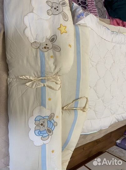 Бортик и постельное белье в детскую кроватку