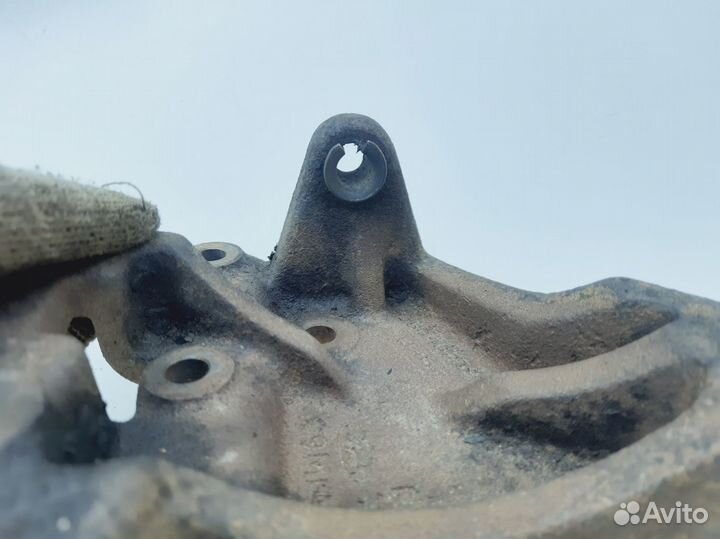 Кронштейн генератора Ford Mondeo 1