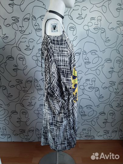 Платье ассиметричное чёрно-белое с аппликацией