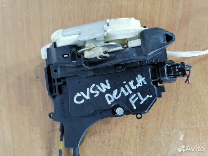 Замок двери передний левый Mitsubishi Delica D:5