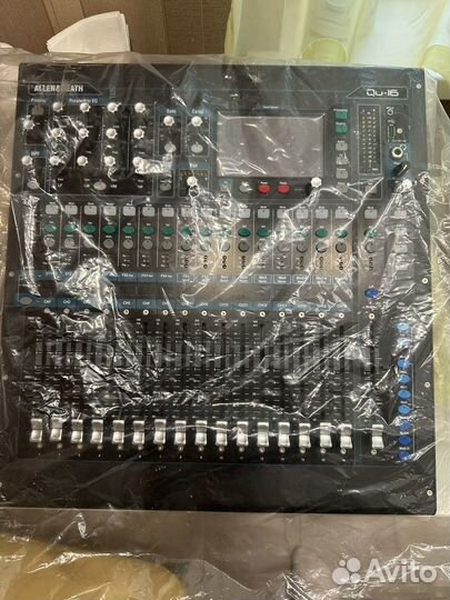 Цифровой микшерный пульт Allen & Heath QU-16