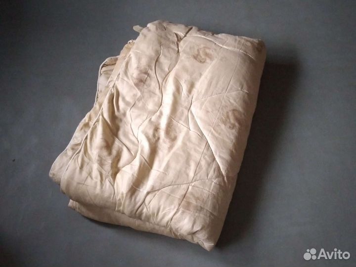 Одеяло,наматрасник,скатерти