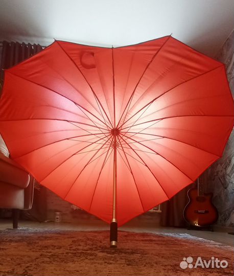 Большой зонт в виде сердца