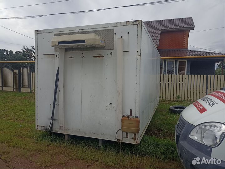 Будка с рефрижератором