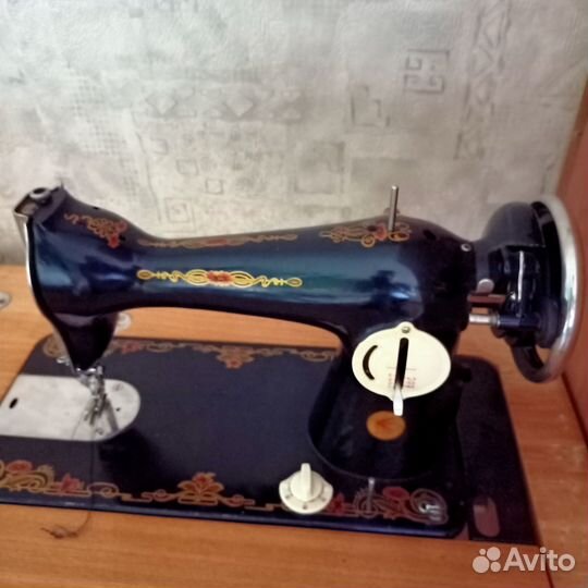 Швейная машинка с тумбой