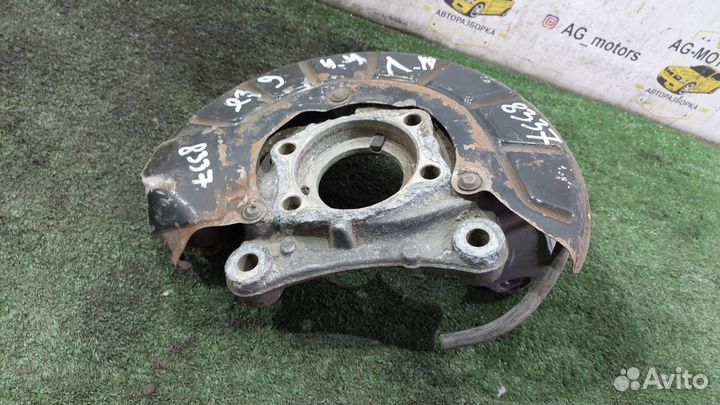 Кулак поворотный передний правый Passat B6 2,0