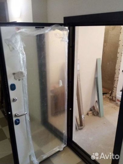 Дверь входная с зеркалом новая
