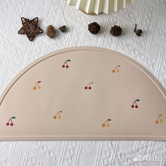 Нагрудник и коврик для кормления девочки новые