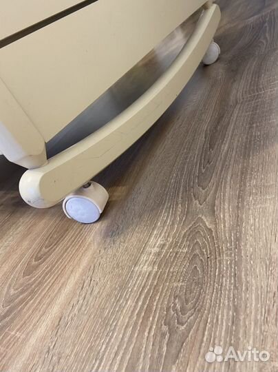 Детская кроватка с маятником и ящиком