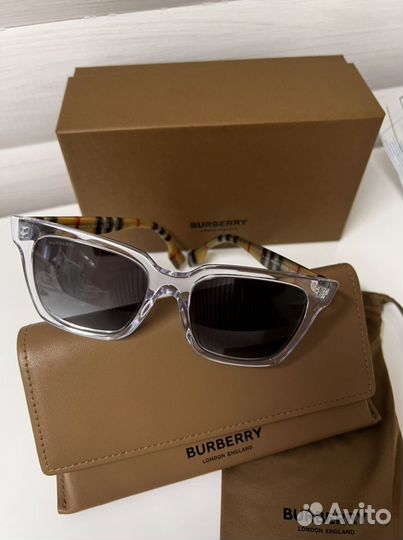 Новые солнцезащитные очки Burberry