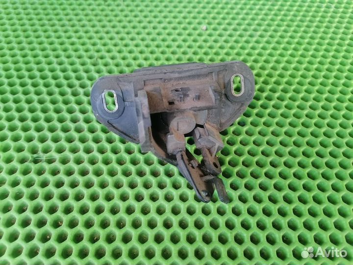 Кнопка багажника Опель Астра Ф универсал