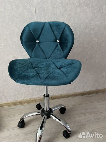 Стул кресло на колесиках. новый