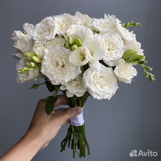 Свадебный букет белые кустовые розы и фрезия