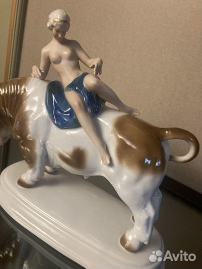 Фарфоровая статуэтка